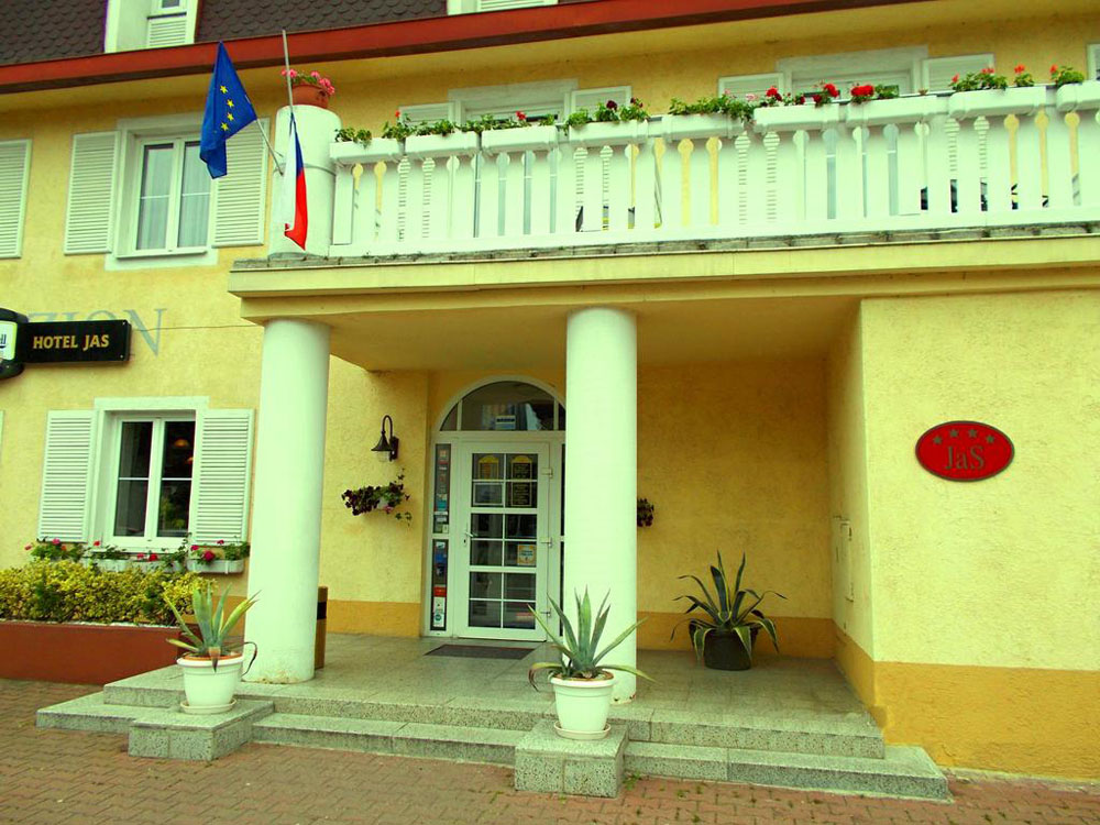 فندق كارل-ان 